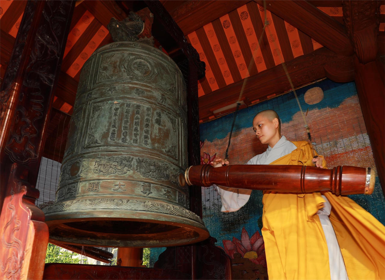 Hơn 18.000 ngôi chùa khắp cả nước đồng loạt ngân vang tiếng chuông cầu nguyện quốc thái dân an