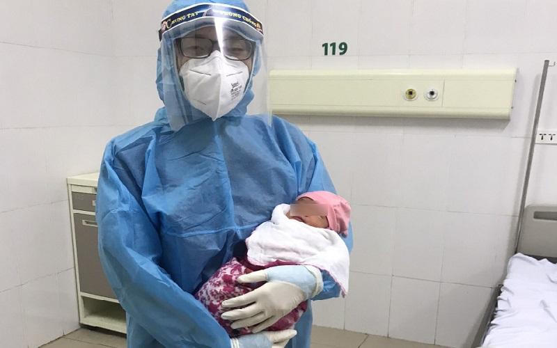 Một sản phụ mắc COVID-19 sinh con được xuất viện