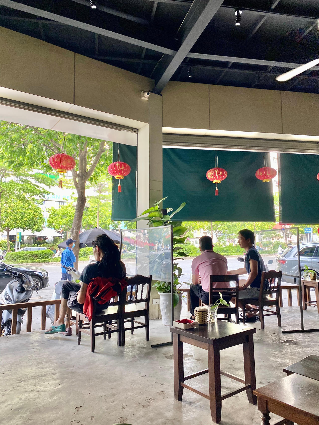 Hà Nội ngày đầu nới lỏng một số dịch vụ, chủ và khách “mừng ra mặt”