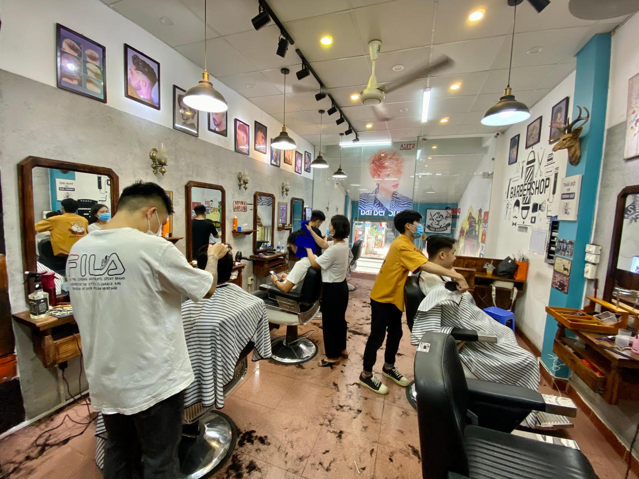 Hà Nội ngày đầu nới lỏng một số dịch vụ, chủ và khách “mừng ra mặt”