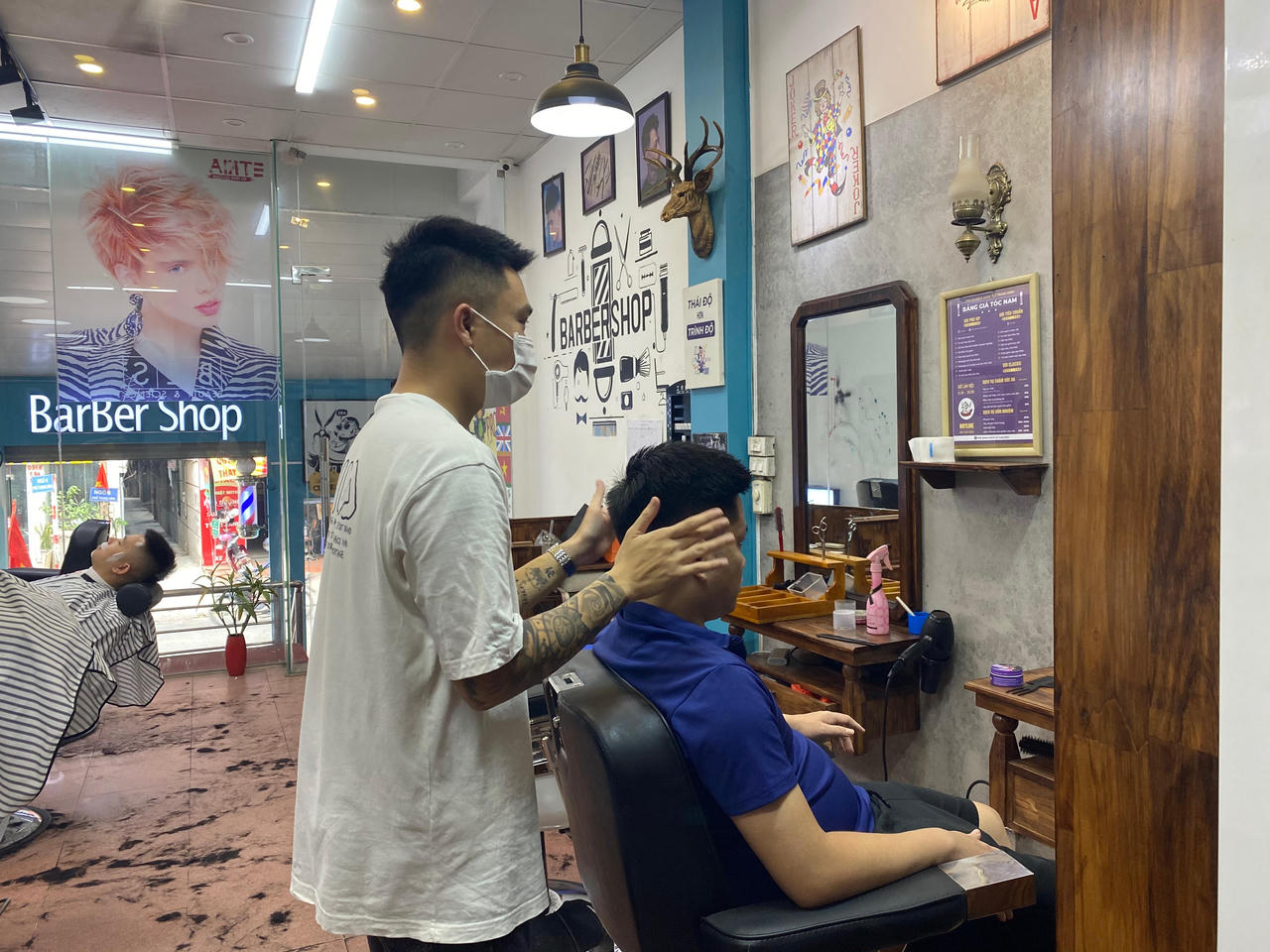 Hà Nội ngày đầu nới lỏng một số dịch vụ, chủ và khách “mừng ra mặt”