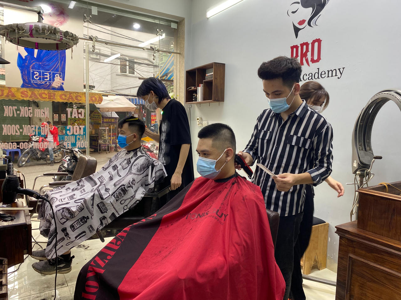 Hà Nội ngày đầu nới lỏng một số dịch vụ, chủ và khách “mừng ra mặt”