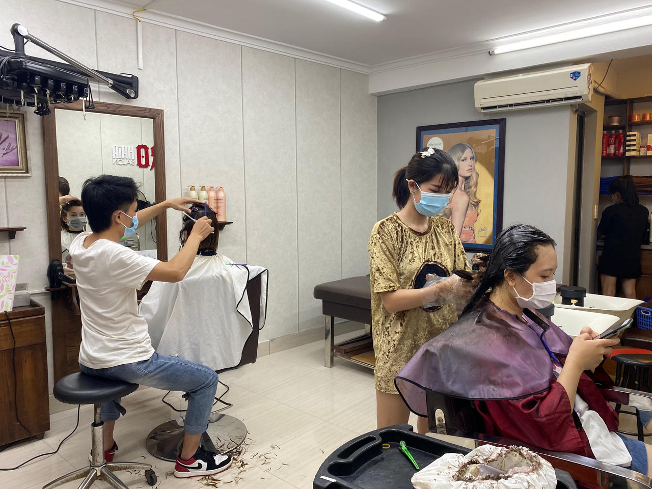 Hà Nội ngày đầu nới lỏng một số dịch vụ, chủ và khách “mừng ra mặt”