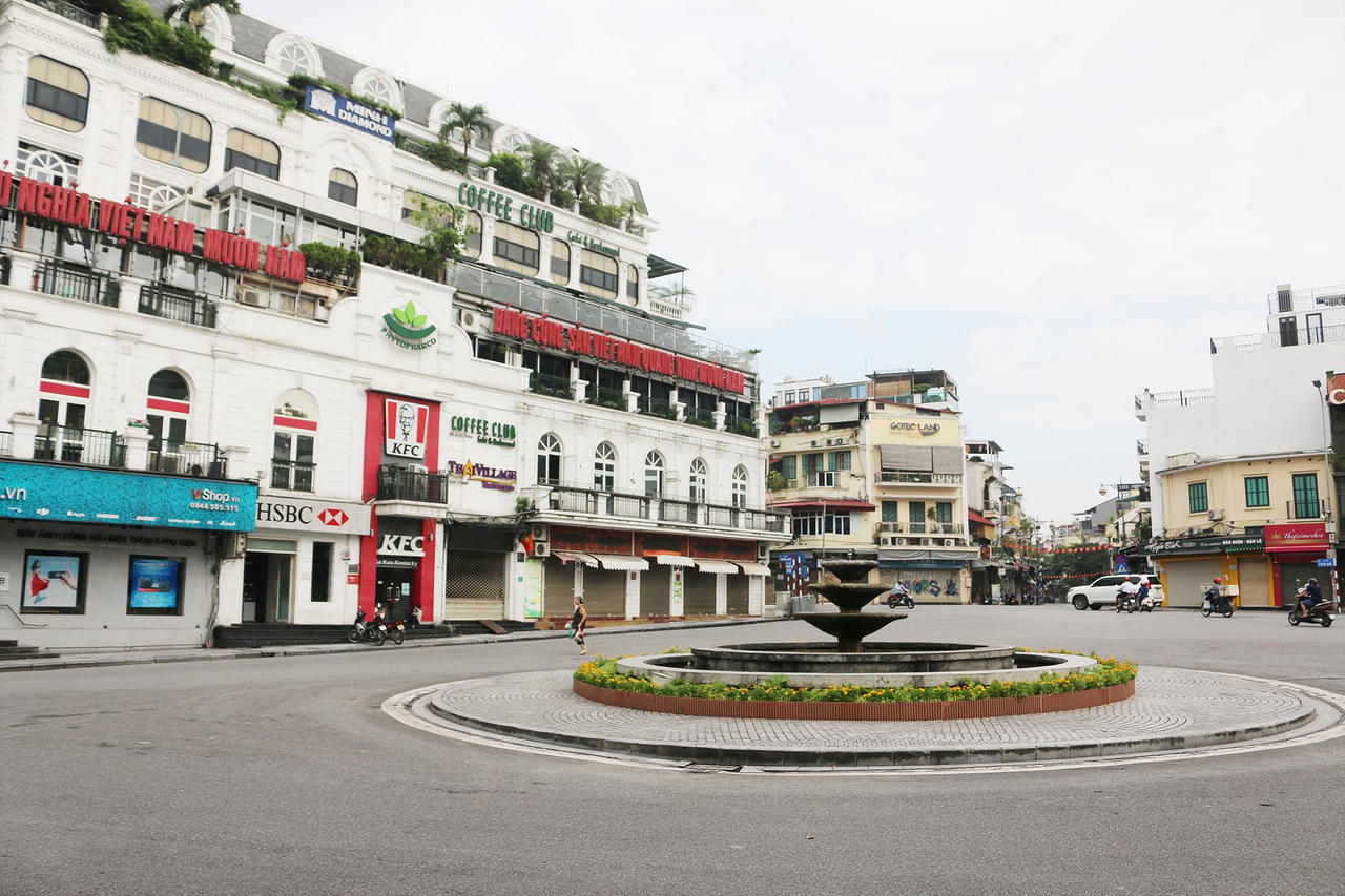 Xử phạt trường hợp "dắt chó đi dạo" trong ngày đầu Hà Nội thực hiện Chỉ thị 16