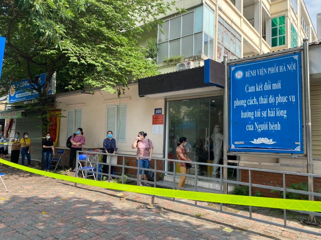 Hình ảnh tại Bệnh viện Phổi Hà Nội sau khi phát hiện loạt ca mắc COVID-19