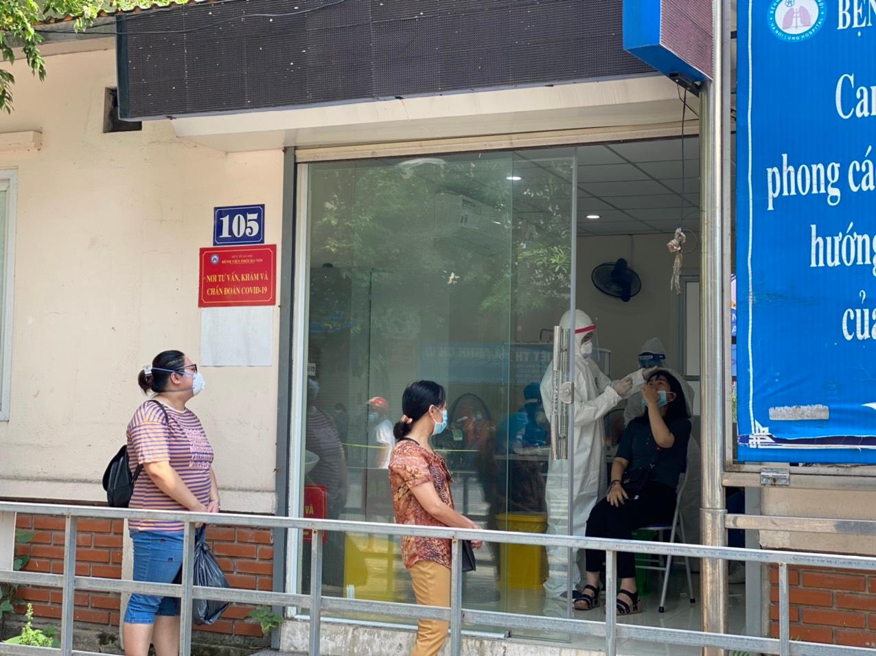 Hình ảnh tại Bệnh viện Phổi Hà Nội sau khi phát hiện loạt ca mắc COVID-19