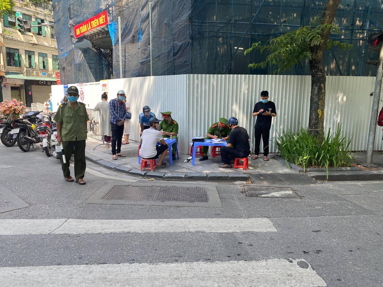 Hà Nội lập chốt kiểm tra giấy tờ người đi đường trong nội đô