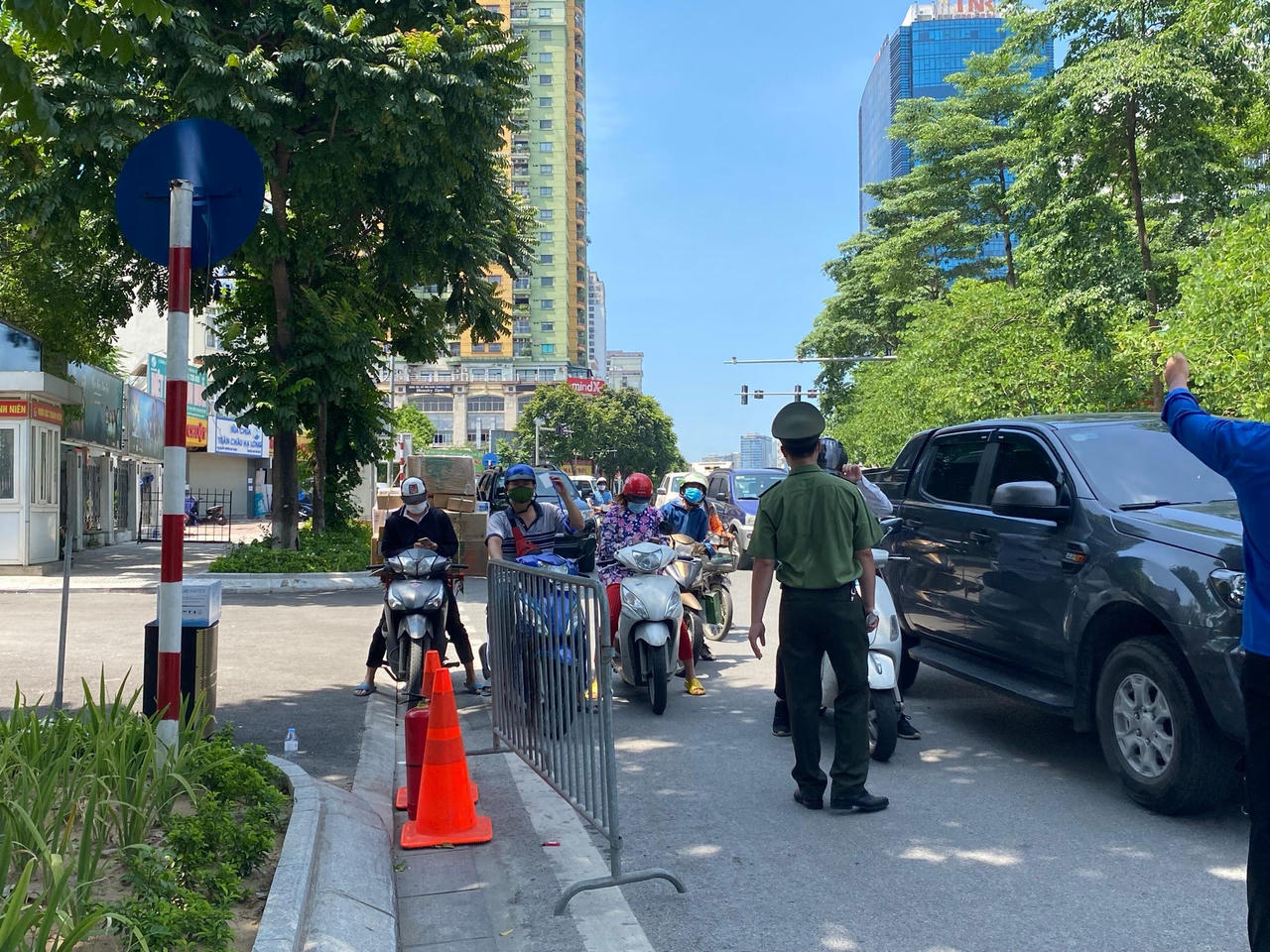 Hà Nội lập chốt kiểm tra giấy tờ người đi đường trong nội đô