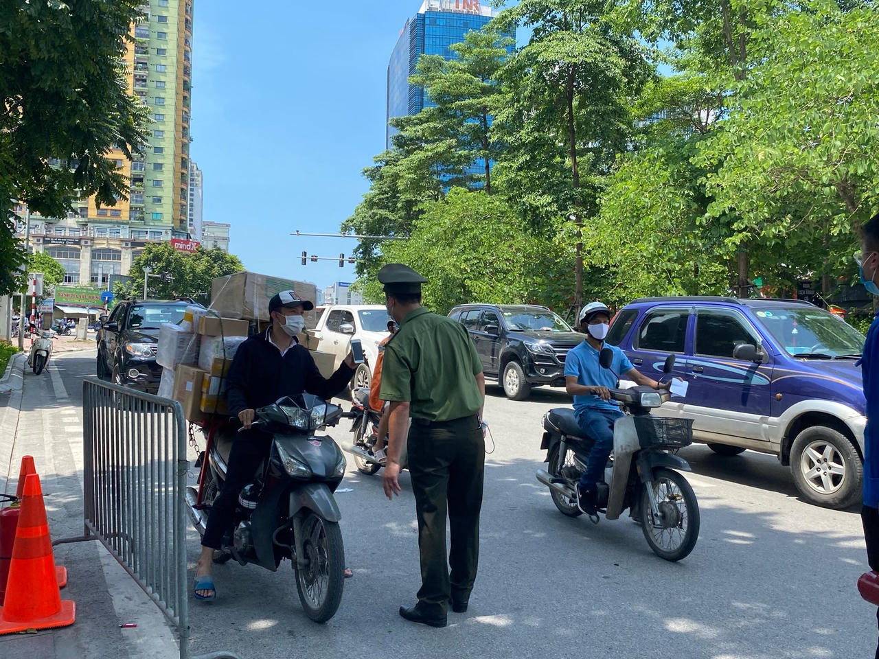 Hà Nội lập chốt kiểm tra giấy tờ người đi đường trong nội đô