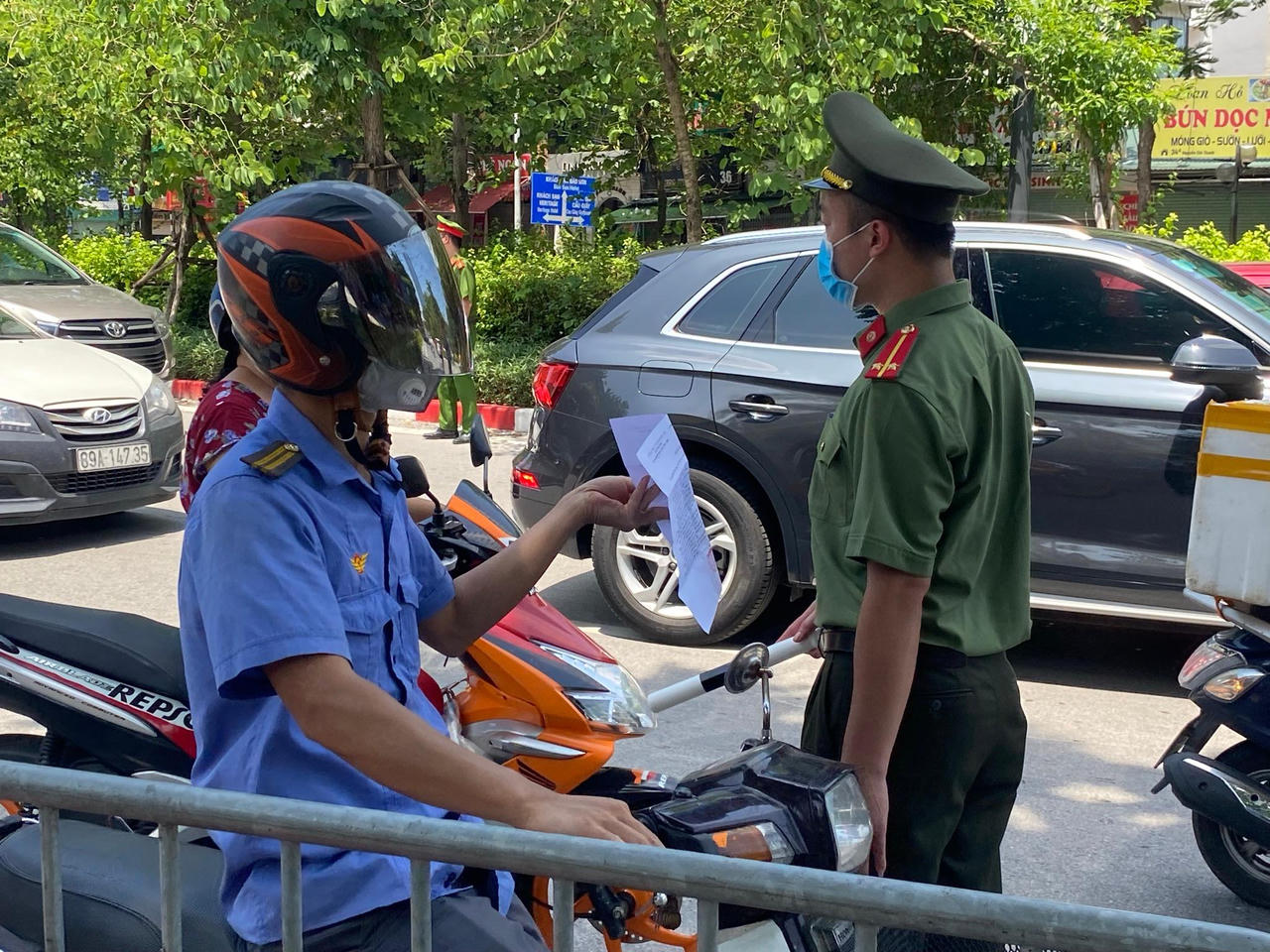 Hà Nội lập chốt kiểm tra giấy tờ người đi đường trong nội đô