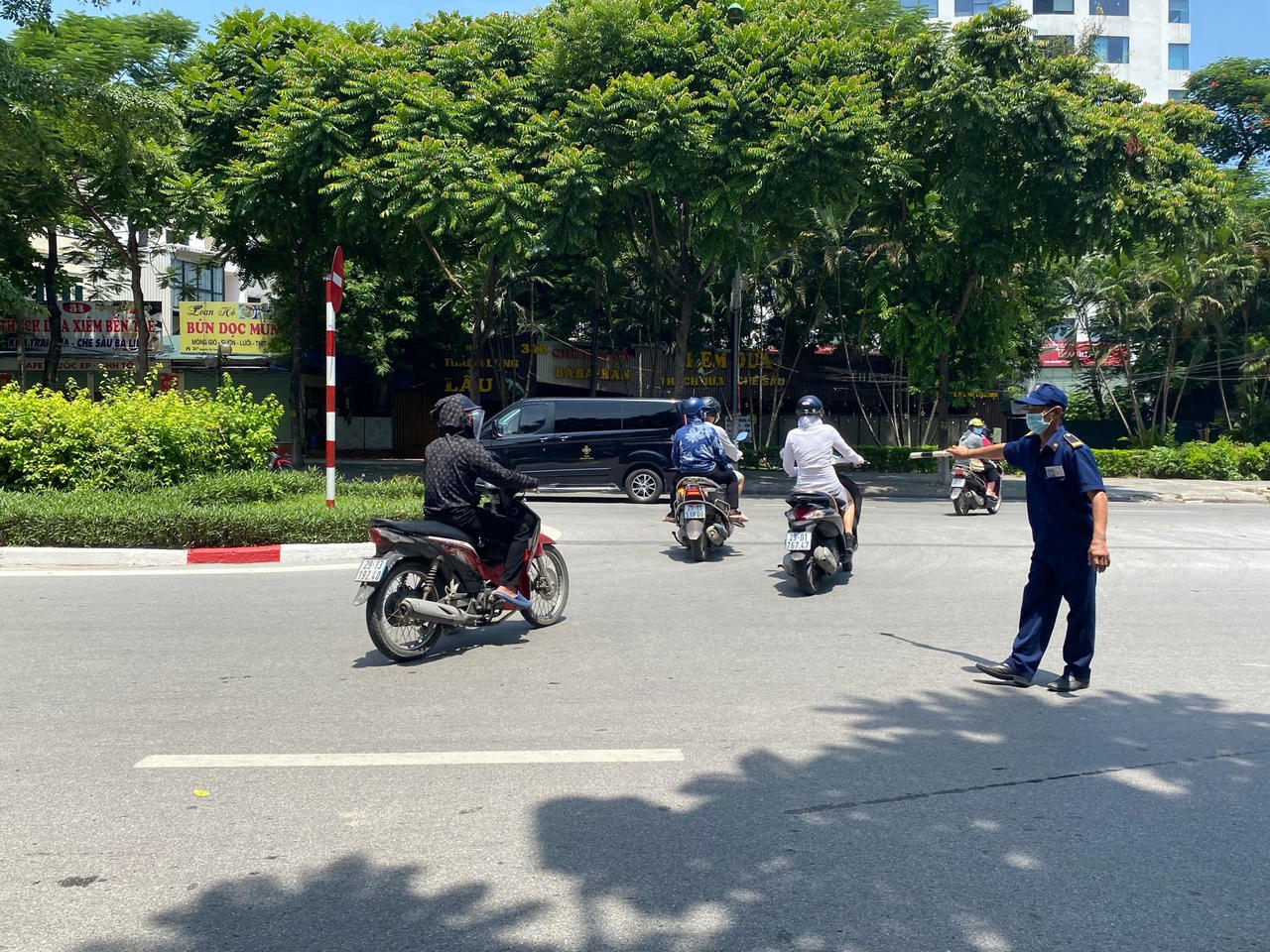 Hà Nội lập chốt kiểm tra giấy tờ người đi đường trong nội đô