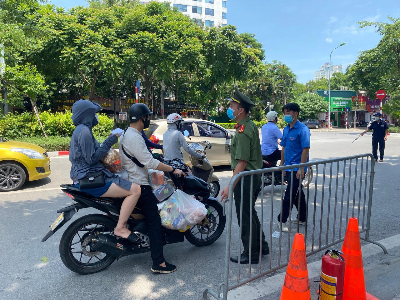 Hà Nội lập chốt kiểm tra giấy tờ người đi đường trong nội đô