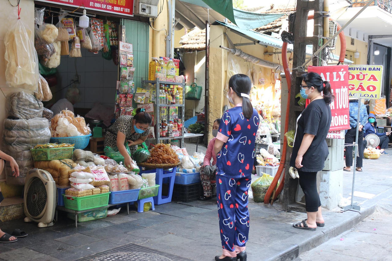 Cầm ‘phiếu’ đi chợ, người nôn nao nhớ kỷ niệm, người lạ lẫm trải nghiệm