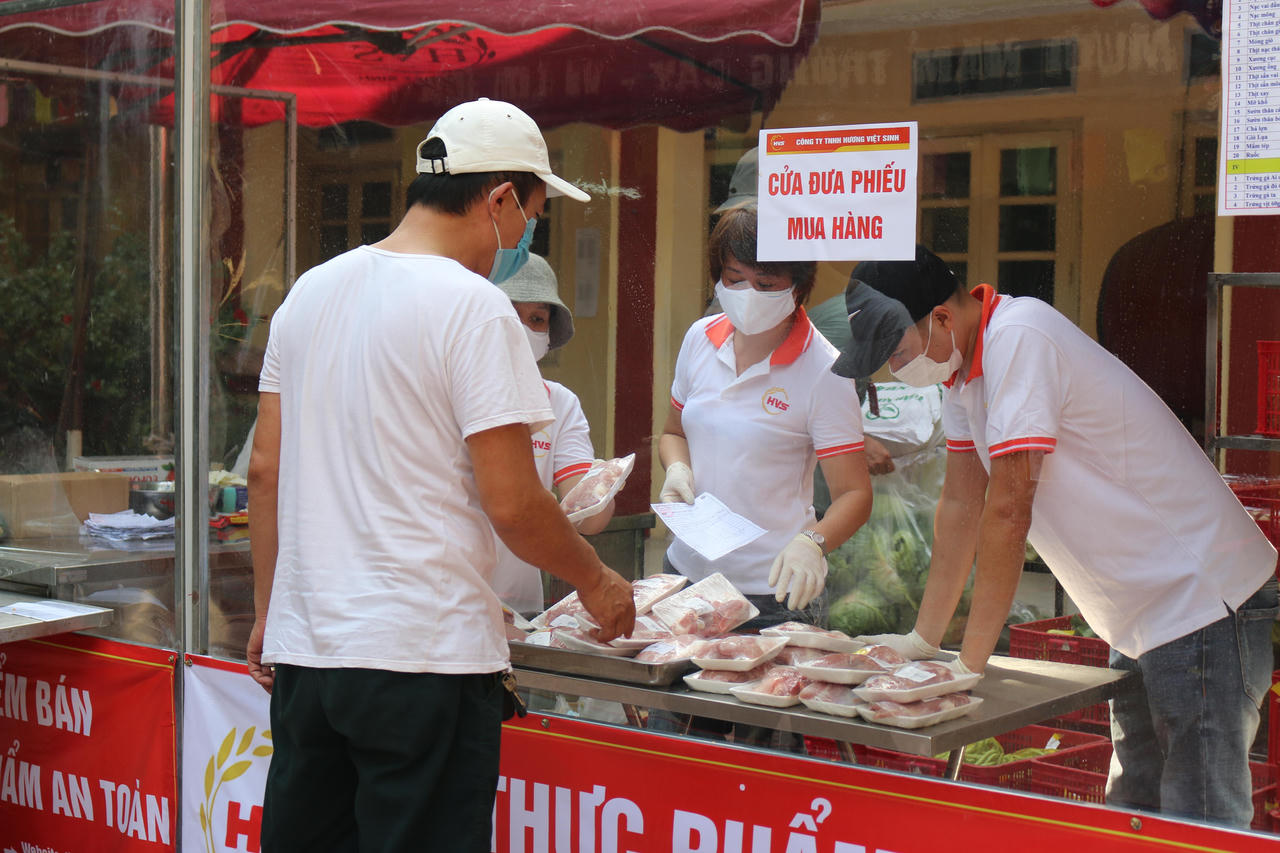 Cầm ‘phiếu’ đi chợ, người nôn nao nhớ kỷ niệm, người lạ lẫm trải nghiệm