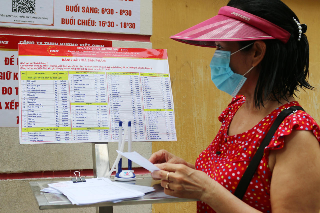 Cầm ‘phiếu’ đi chợ, người nôn nao nhớ kỷ niệm, người lạ lẫm trải nghiệm