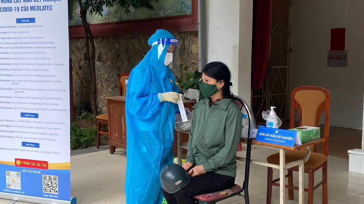 Cận cảnh lấy mẫu xét nghiệm SARS-CoV-2 diện rộng đợt 2 tại Hà Nội