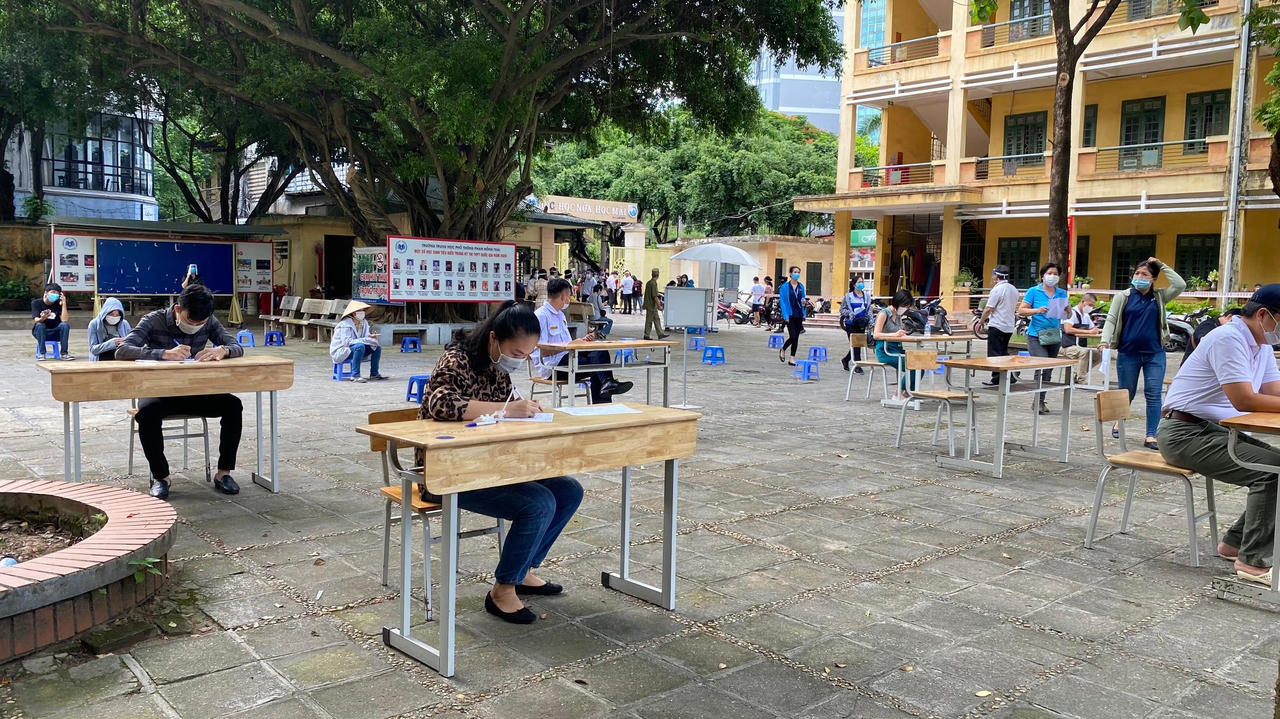 Cận cảnh lấy mẫu xét nghiệm SARS-CoV-2 diện rộng đợt 2 tại Hà Nội