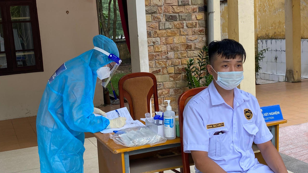 Cận cảnh lấy mẫu xét nghiệm SARS-CoV-2 diện rộng đợt 2 tại Hà Nội