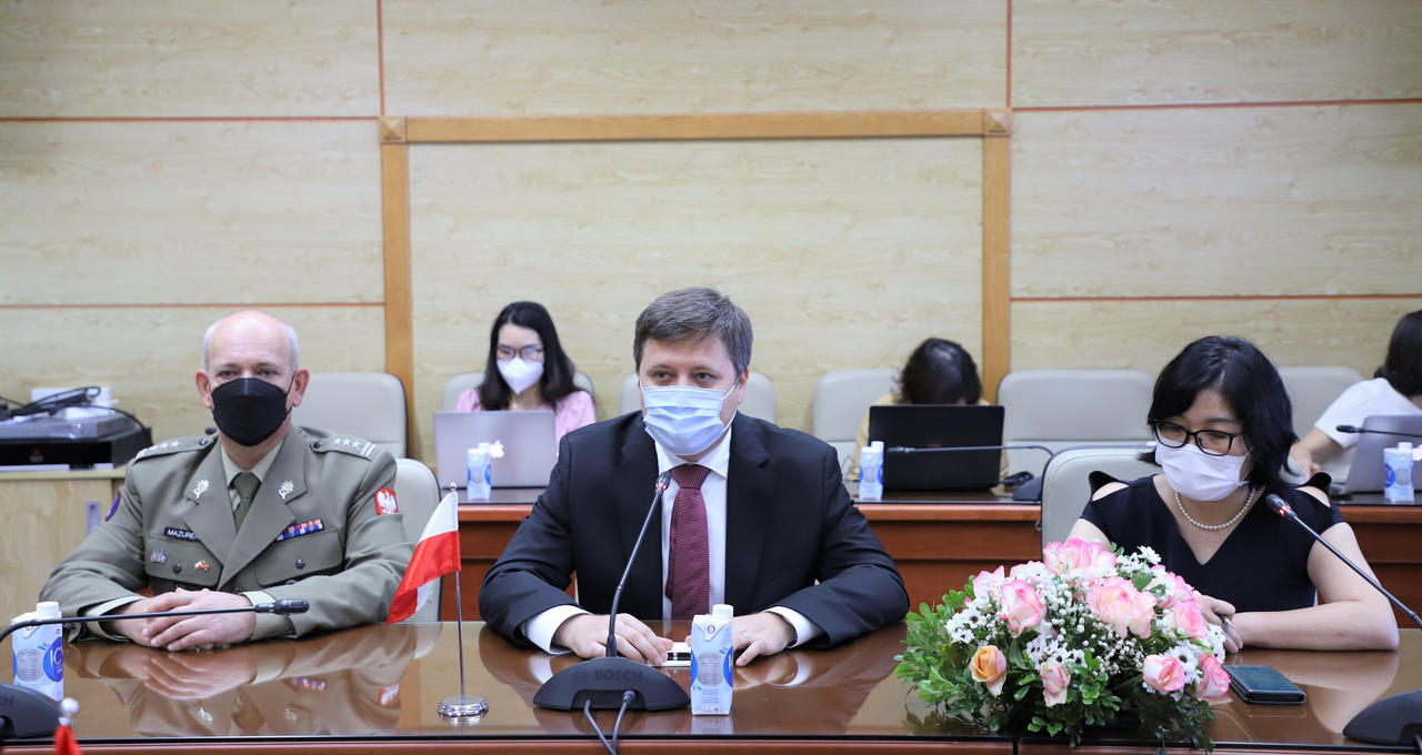 Bộ Y tế tiếp nhận hơn 500.000 liều vaccine COVID-19 của Chính phủ Ba Lan viện trợ