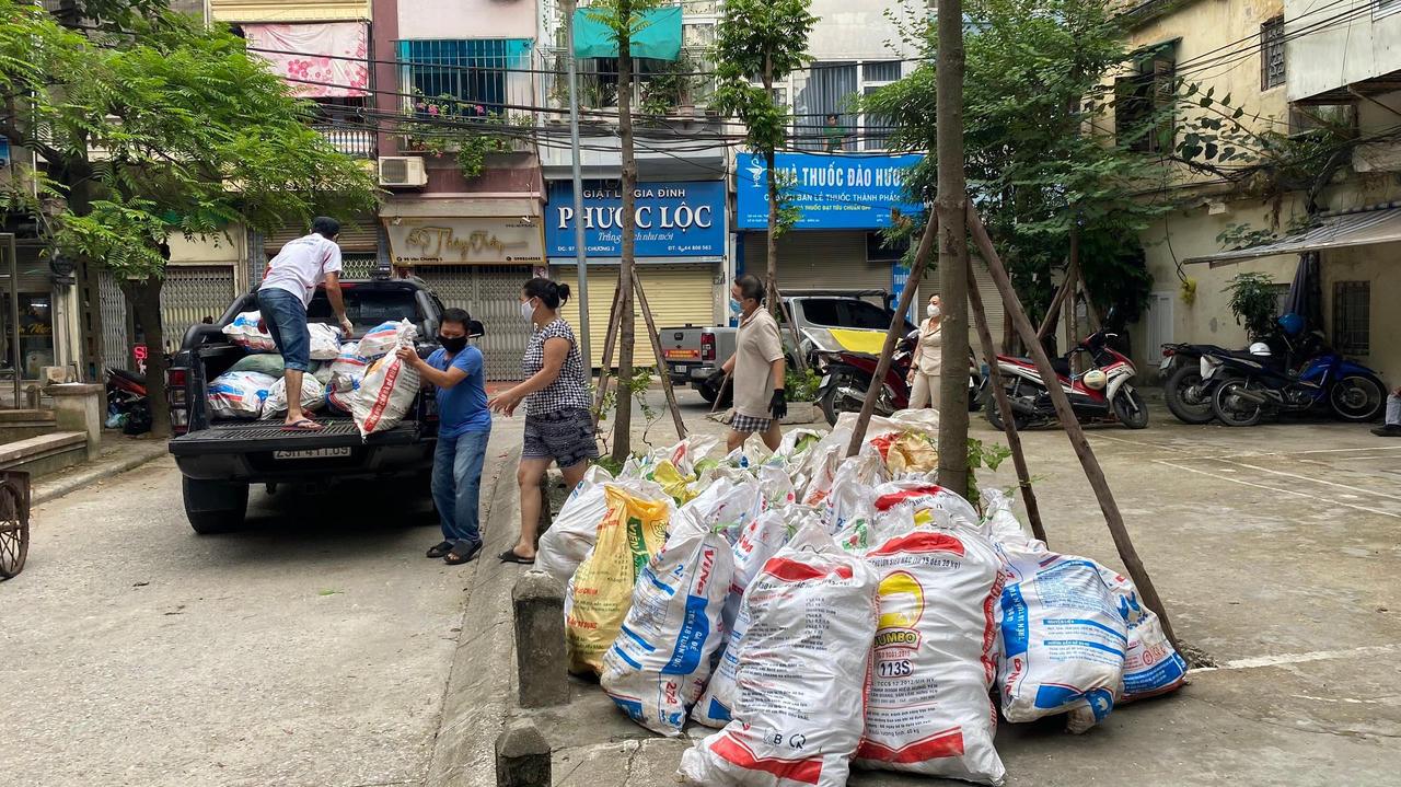Hơn 30 tấn nông sản, lương thực được trao tặng cho người dân trong vùng có dịch COVID-19