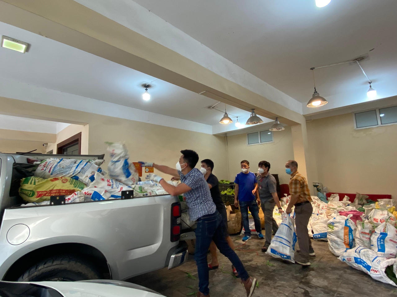 Hơn 30 tấn nông sản, lương thực được trao tặng cho người dân trong vùng có dịch COVID-19