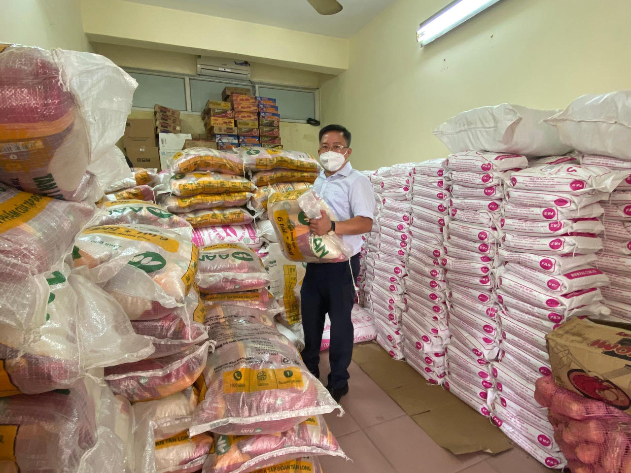 Hơn 30 tấn nông sản, lương thực được trao tặng cho người dân trong vùng có dịch COVID-19