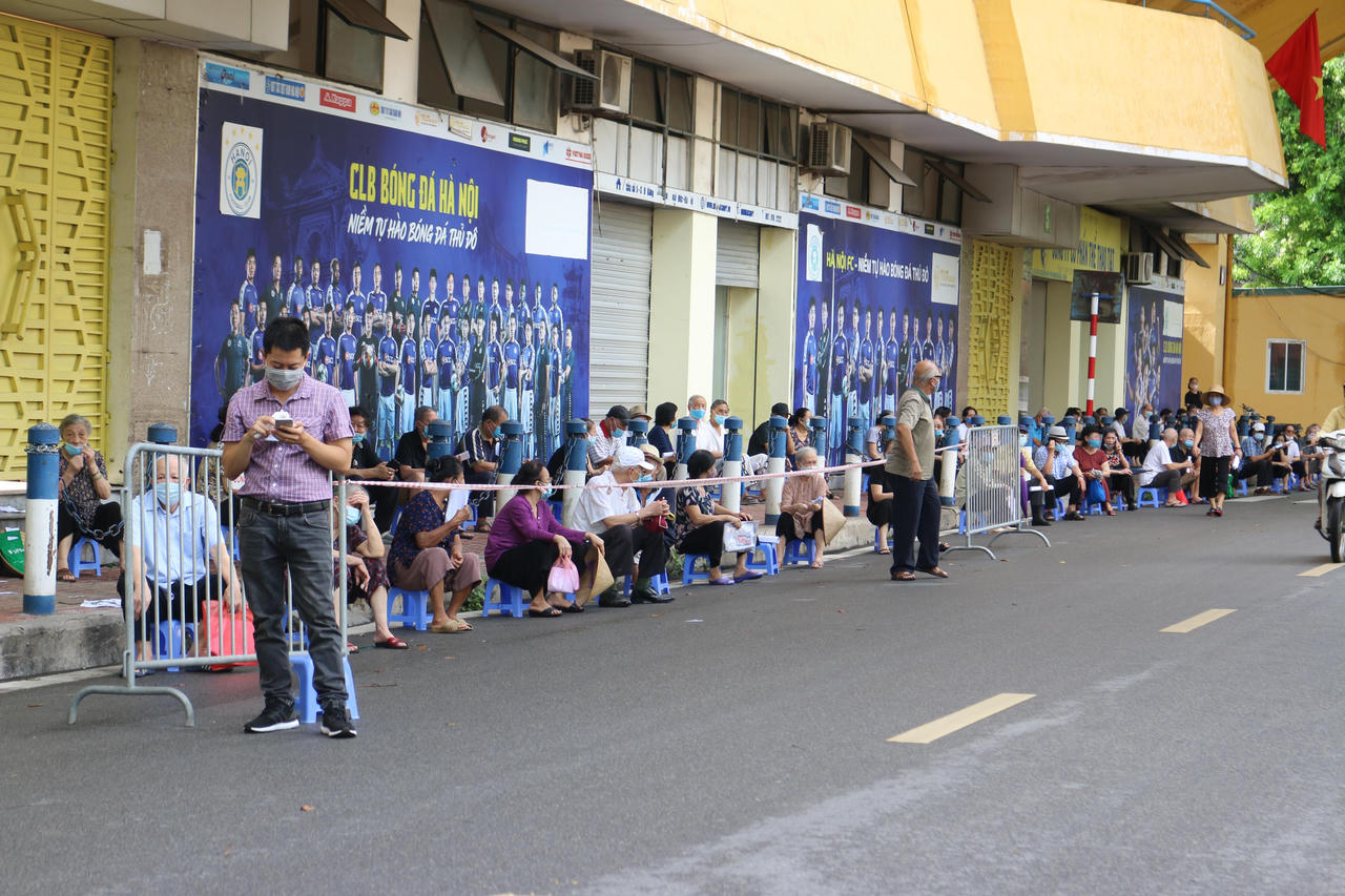 Ngày đầu tiên Hà Nội triển khai tiêm vaccine Vero Cell của Sinopharm cho người cao tuổi