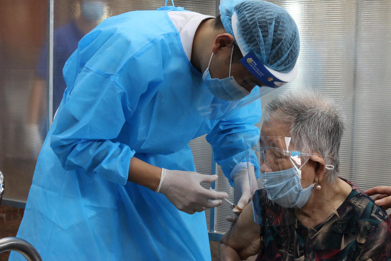 Ngày đầu tiên Hà Nội triển khai tiêm vaccine Vero Cell của Sinopharm cho người cao tuổi