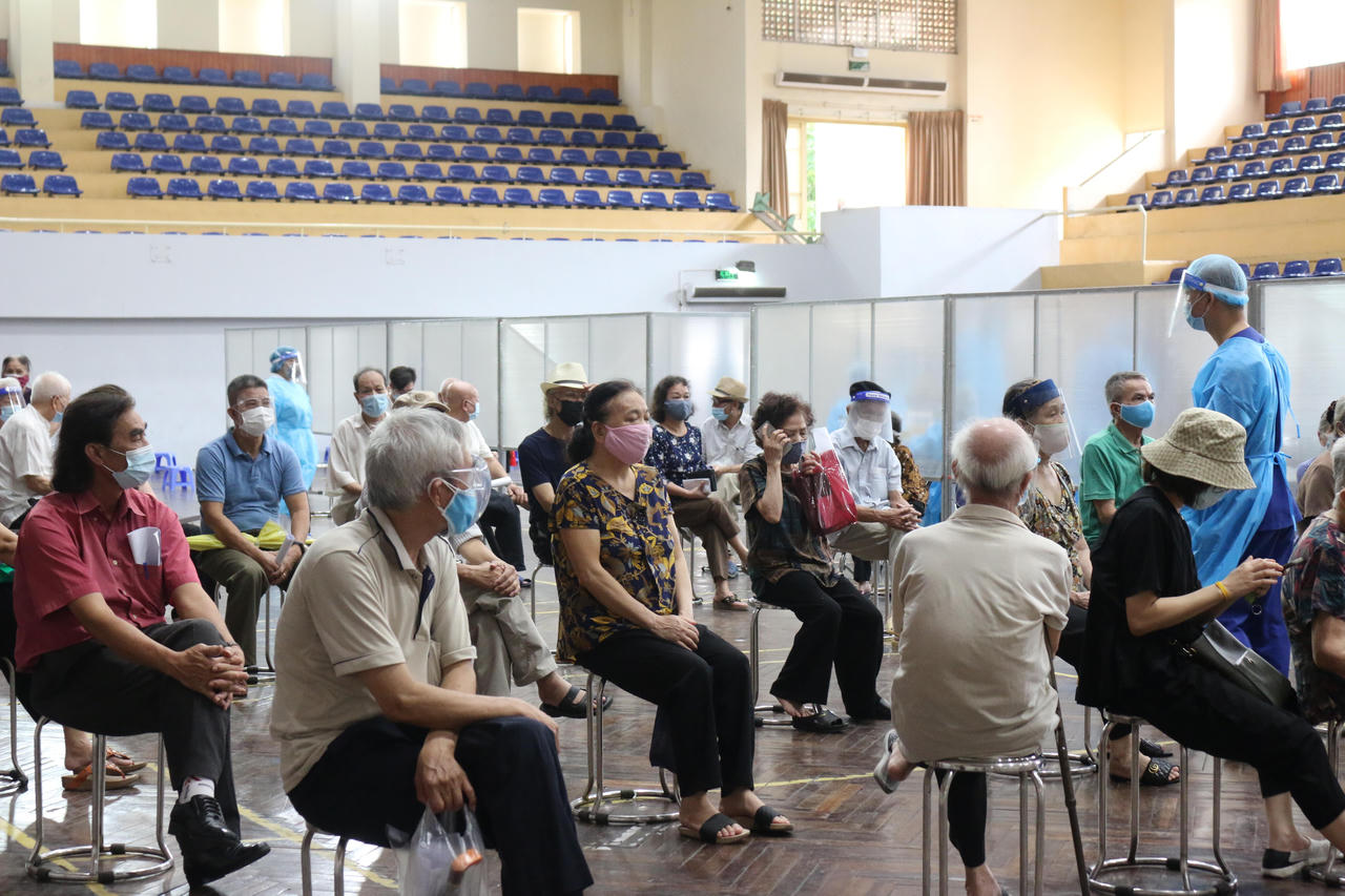 Ngày đầu tiên Hà Nội triển khai tiêm vaccine Vero Cell của Sinopharm cho người cao tuổi