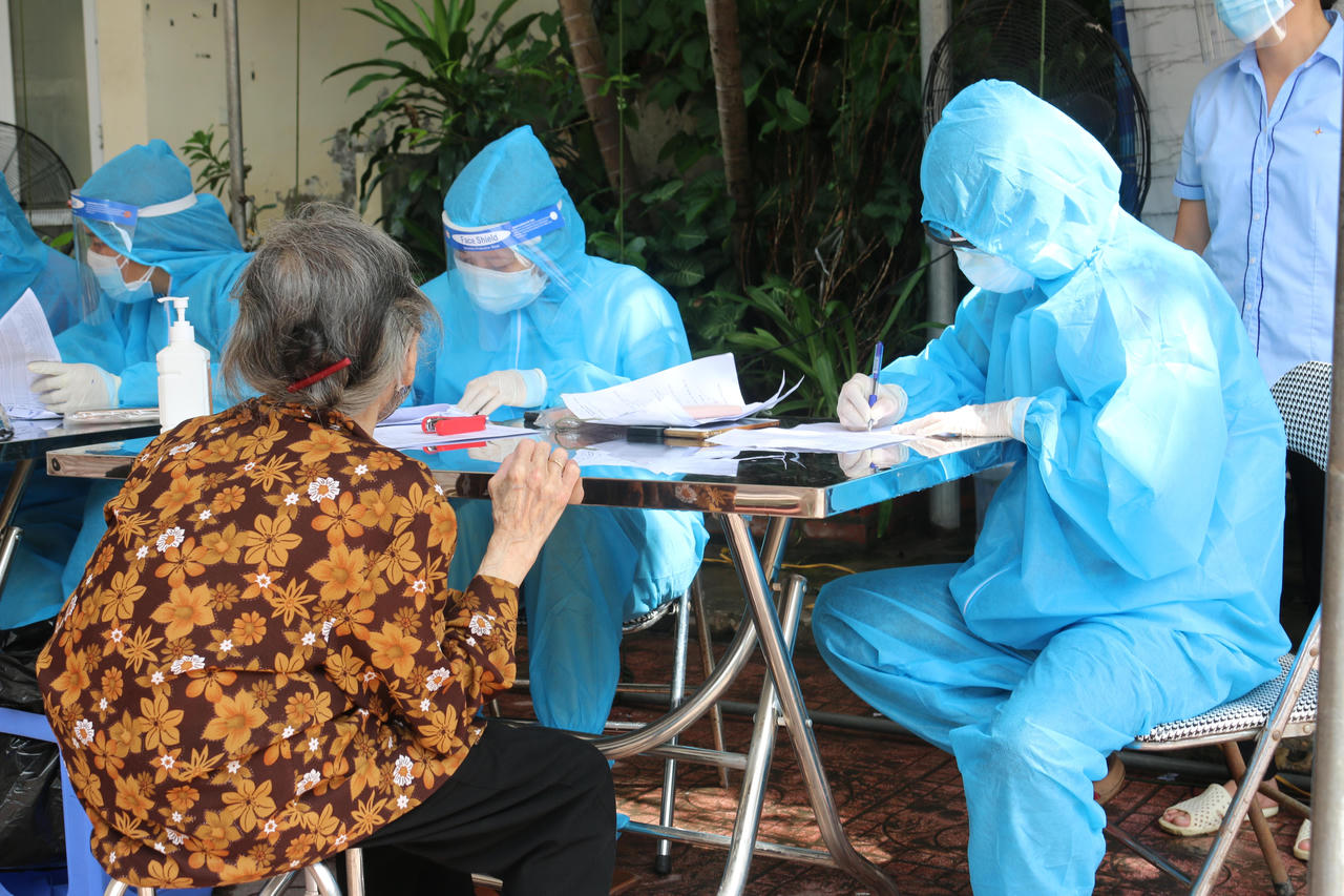 Ngày đầu tiên Hà Nội triển khai tiêm vaccine Vero Cell của Sinopharm cho người cao tuổi