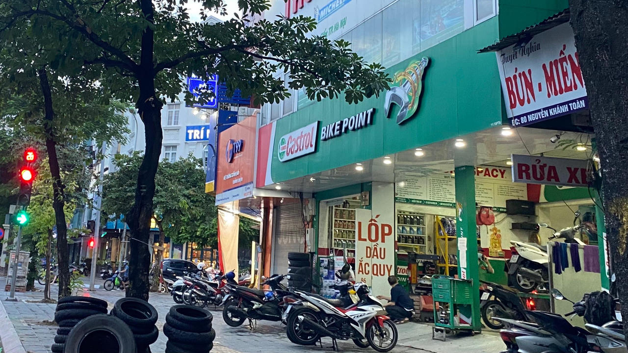 Người dân Hà Nội hồ hởi ra hàng mua đồ ăn mang về