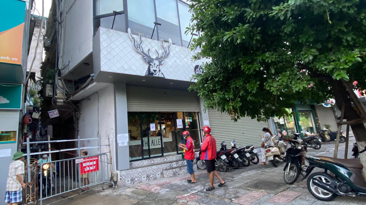 Người dân Hà Nội hồ hởi ra hàng mua đồ ăn mang về