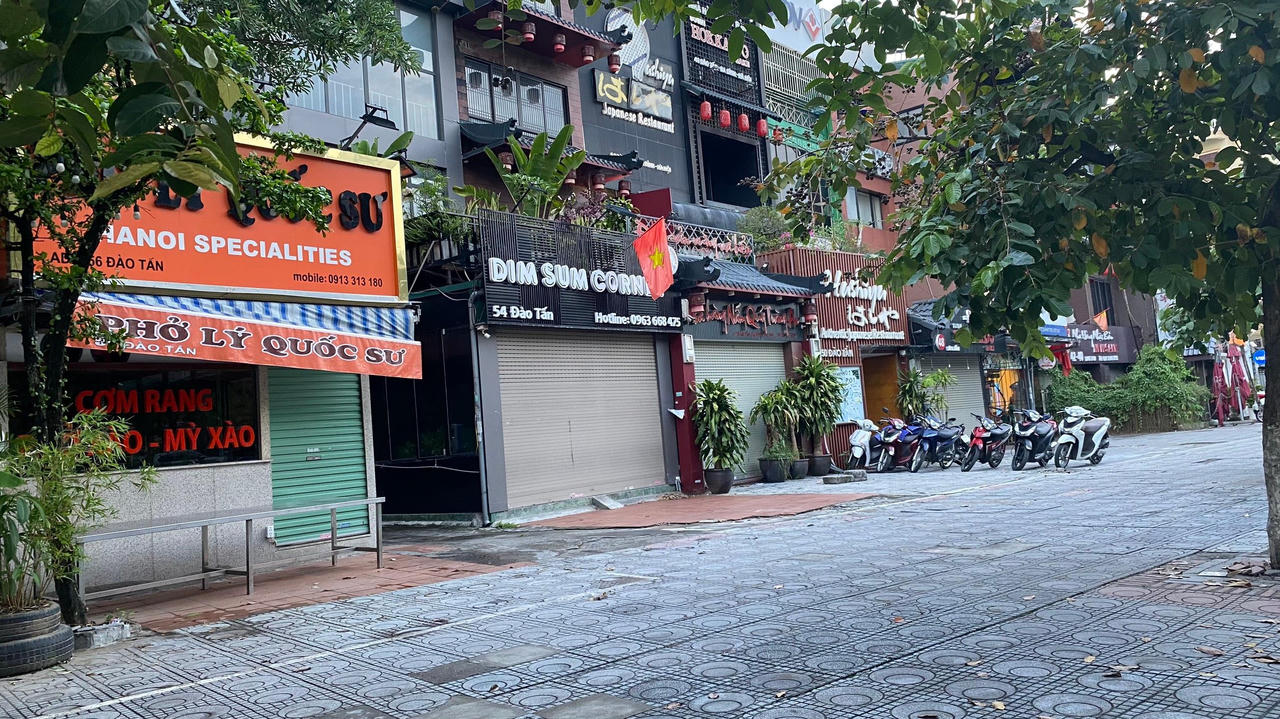 Người dân Hà Nội hồ hởi ra hàng mua đồ ăn mang về