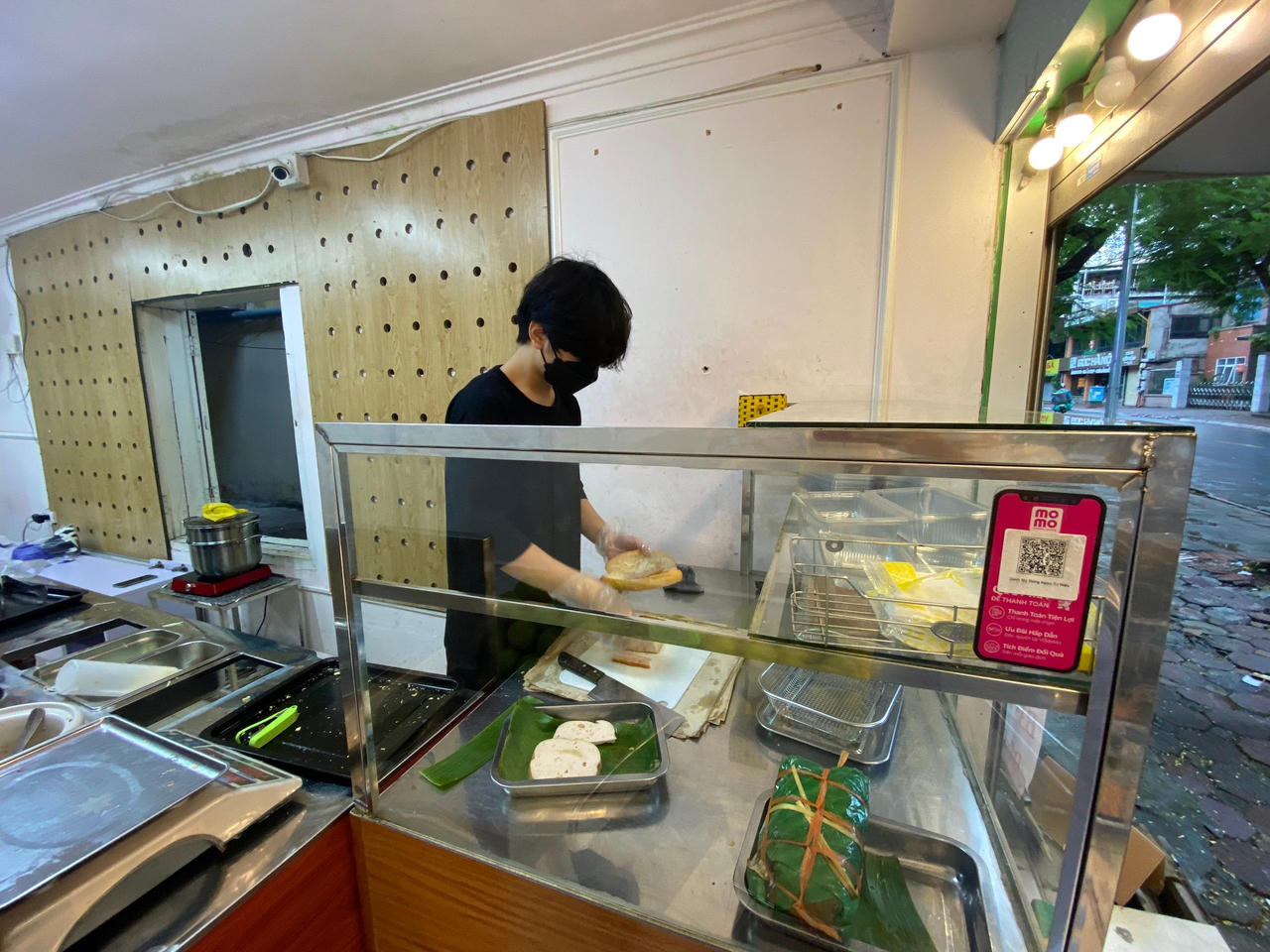 Người dân Hà Nội hồ hởi ra hàng mua đồ ăn mang về