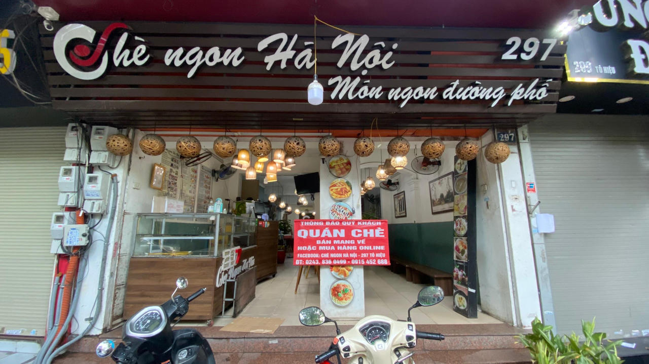 Người dân Hà Nội hồ hởi ra hàng mua đồ ăn mang về