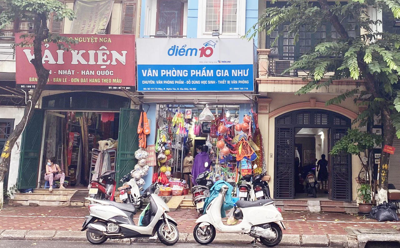 Người dân Hà Nội hồ hởi ra hàng mua đồ ăn mang về