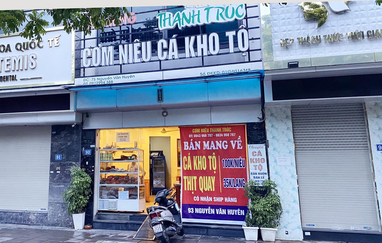 Người dân Hà Nội hồ hởi ra hàng mua đồ ăn mang về