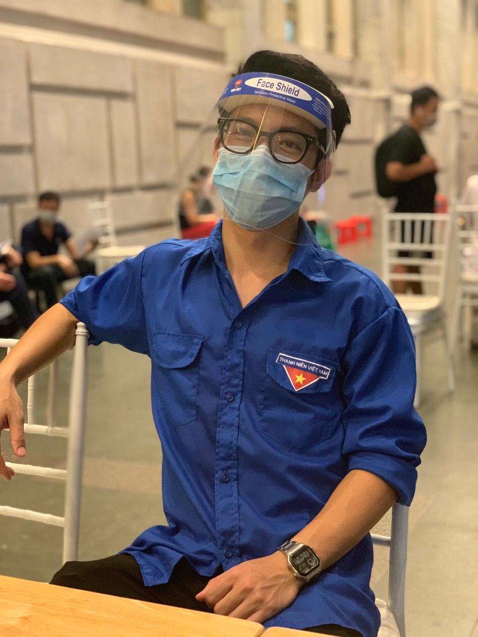 Người trẻ gạt nỗi lo sẵn sàng làm mọi việc giúp Hà Nội thắng COVID-19 