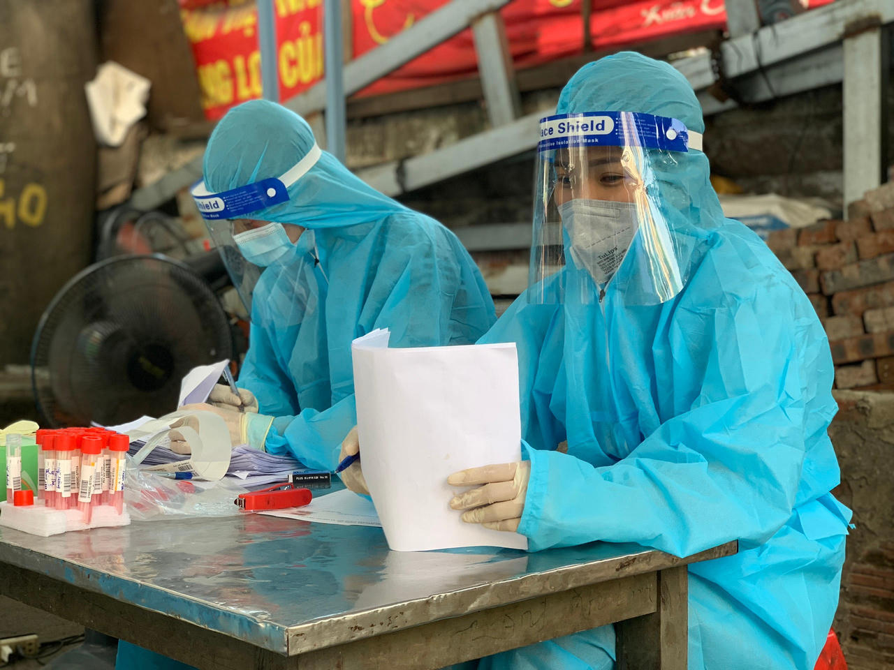 Người trẻ gạt nỗi lo sẵn sàng làm mọi việc giúp Hà Nội thắng COVID-19 