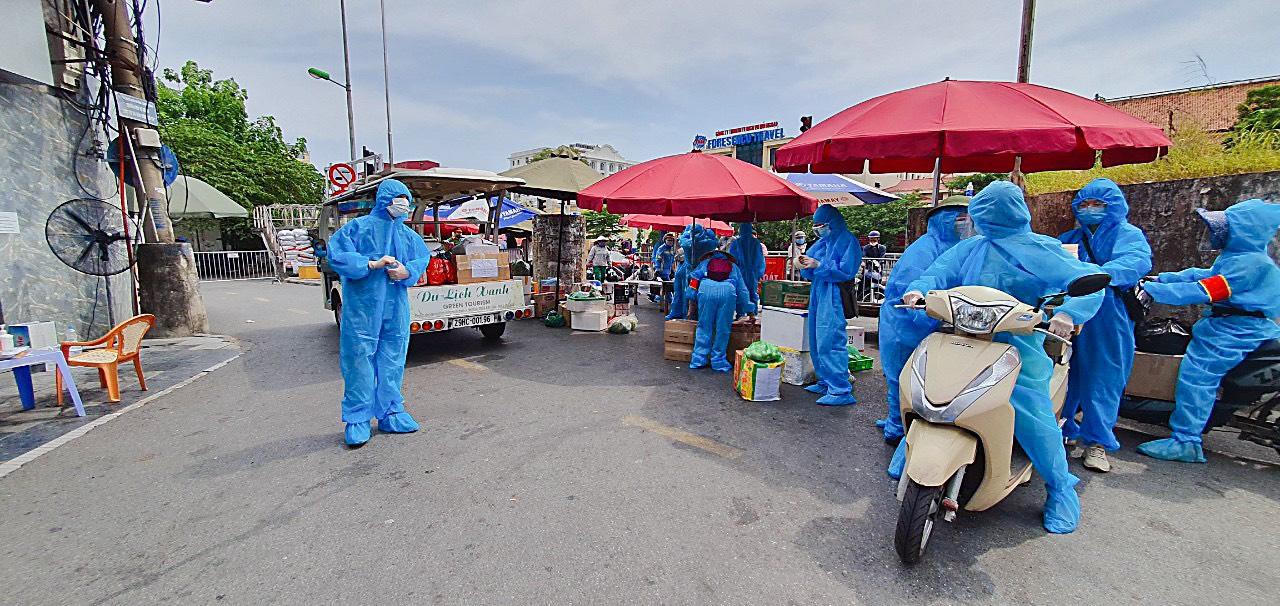 Người trẻ gạt nỗi lo sẵn sàng làm mọi việc giúp Hà Nội thắng COVID-19 