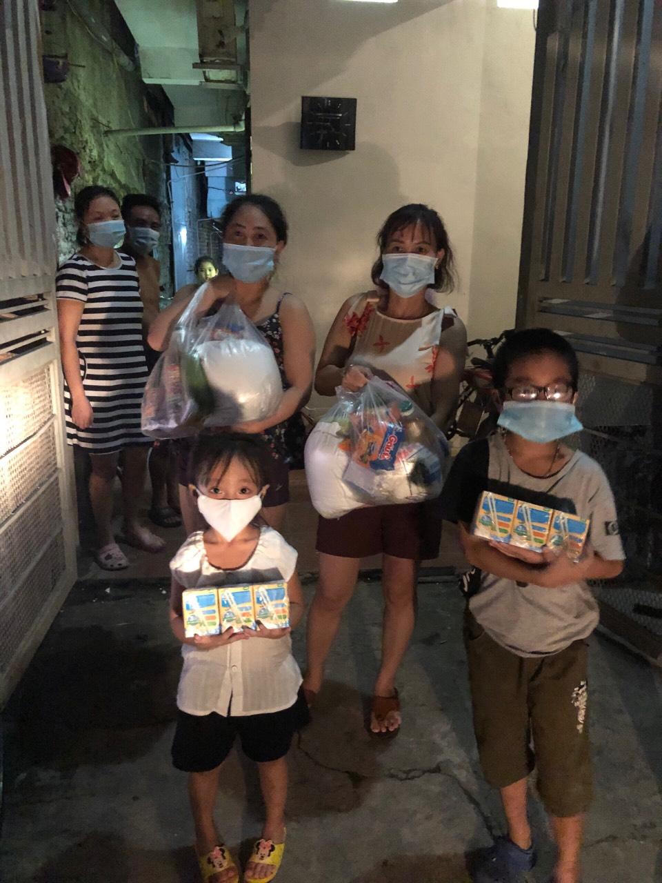 Người trẻ gạt nỗi lo sẵn sàng làm mọi việc giúp Hà Nội thắng COVID-19 