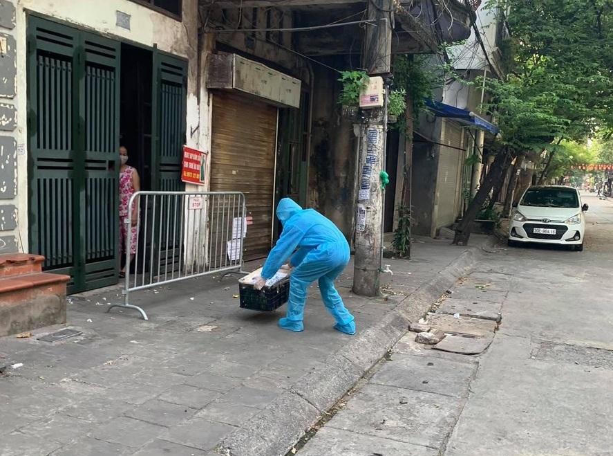 Người trẻ gạt nỗi lo sẵn sàng làm mọi việc giúp Hà Nội thắng COVID-19 