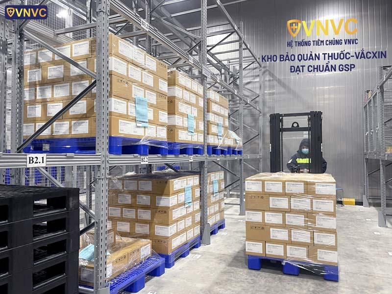Bộ Y tế tiếp tục nhận hơn 1.300.000 liều vaccine COVID-19 do VNVC bàn giao