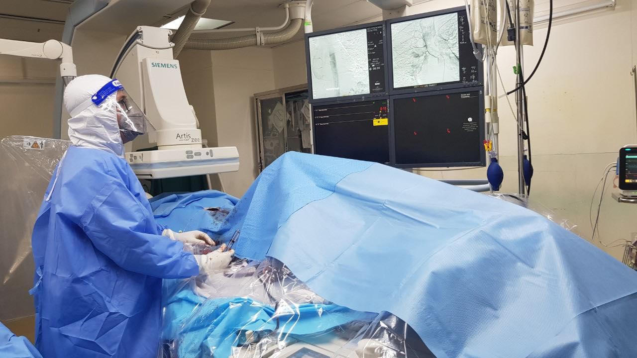 Cứu sống nữ bệnh nhân COVID-19 nguy kịch ho ra máu