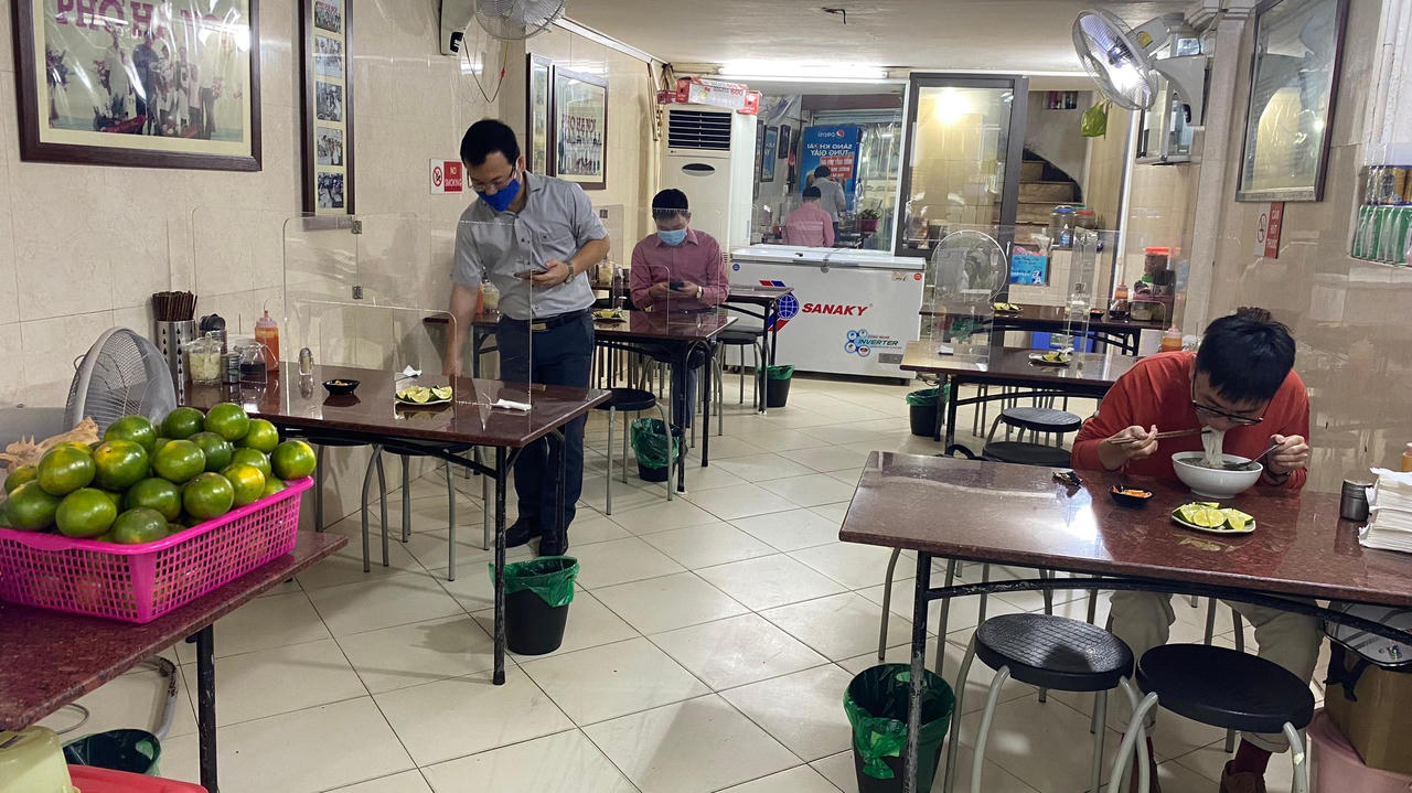 Hàng quán "vui như tết" ngày được bán tại chỗ trở lại