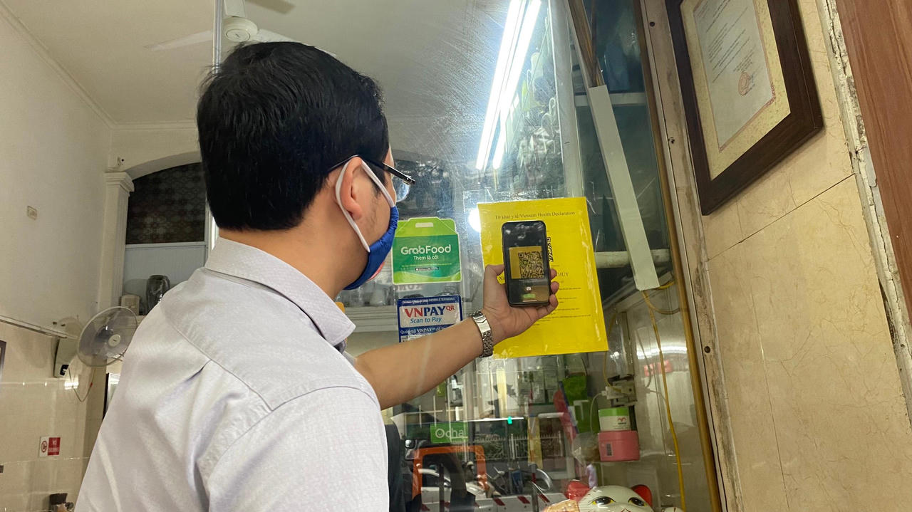 Hàng quán "vui như tết" ngày được bán tại chỗ trở lại