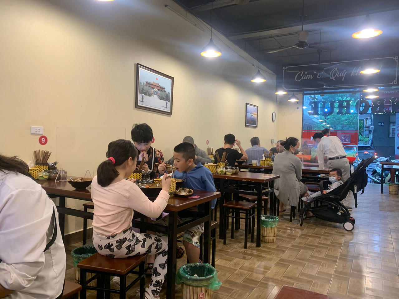 Hàng quán "vui như tết" ngày được bán tại chỗ trở lại