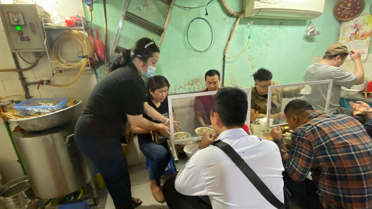 Hàng quán "vui như tết" ngày được bán tại chỗ trở lại