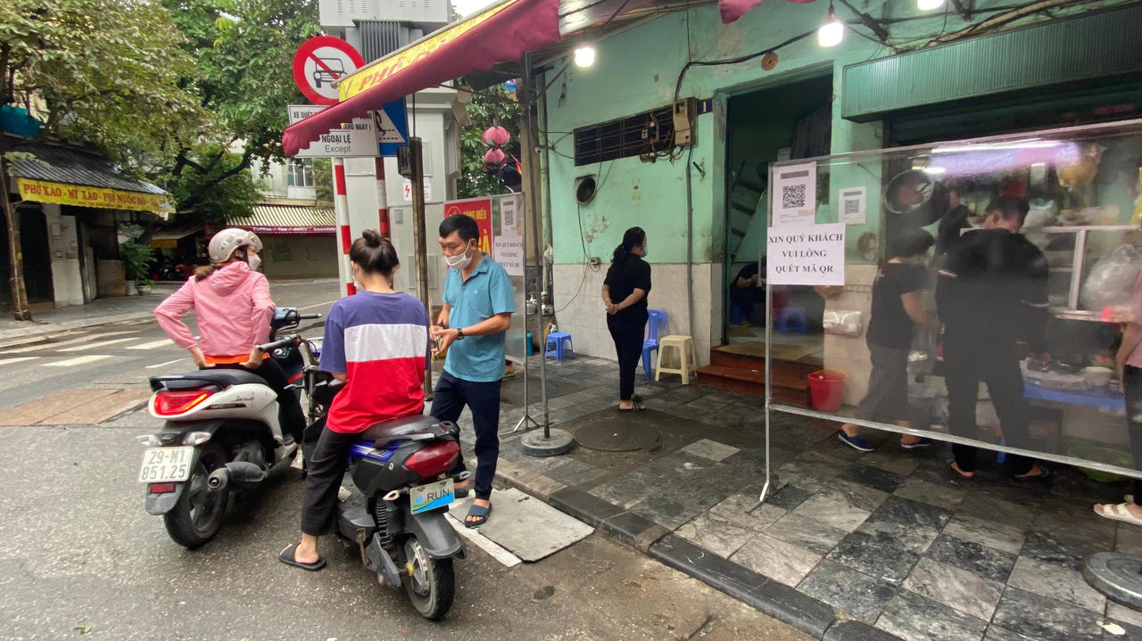 Hàng quán "vui như tết" ngày được bán tại chỗ trở lại