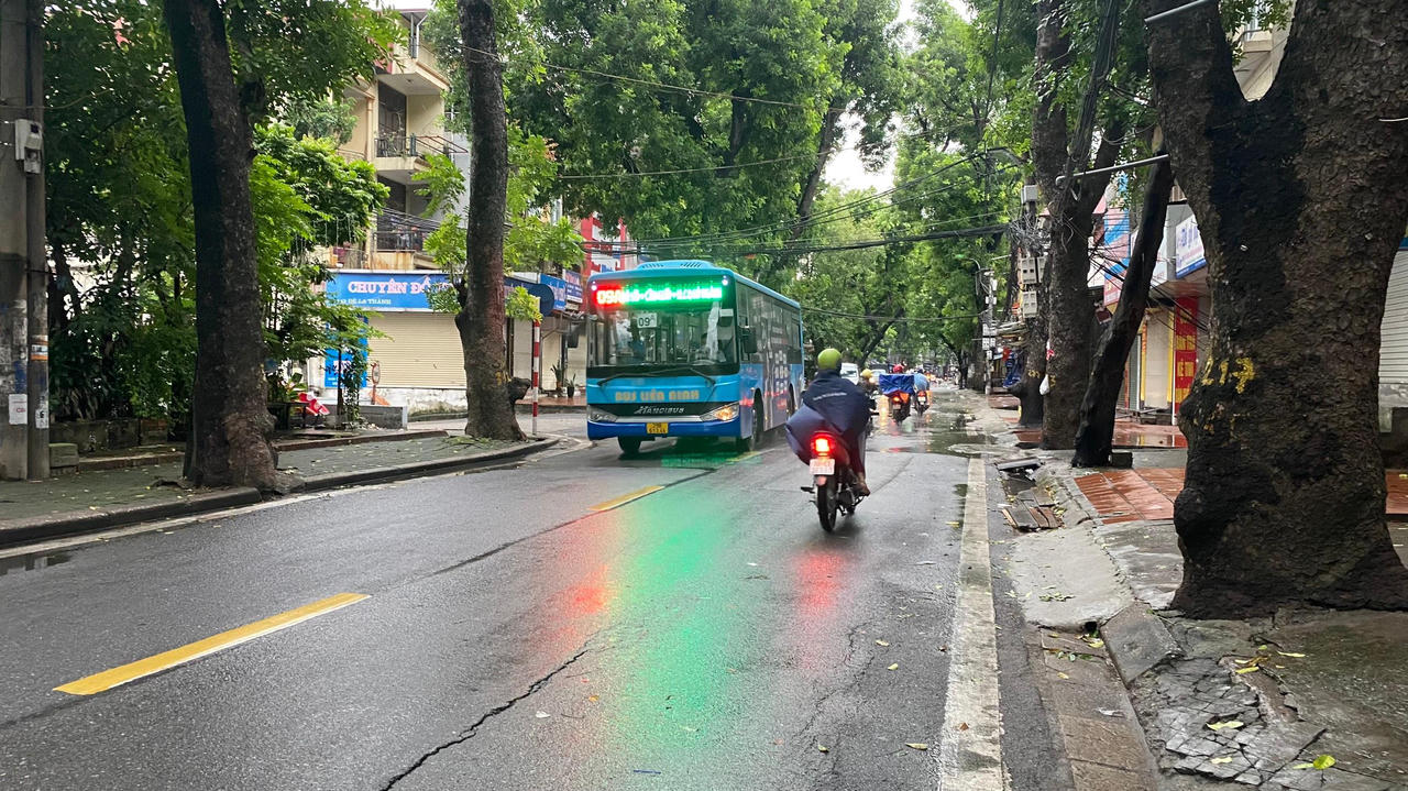 Hàng quán "vui như tết" ngày được bán tại chỗ trở lại